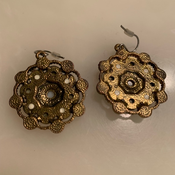 $6 Earrings - Picture 2 of 3